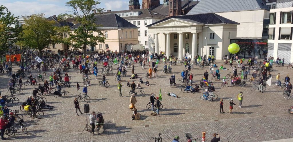 Der Schlossplatz während der Ankunft zur Abschlusskundgebung